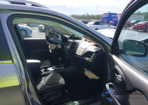 2017 Jeep Cherokee Latitude 4X4 z USA, uszkodzony, nr VIN 1C4PJMCB3HW528317